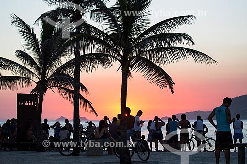  Assunto: Pôr do sol visto do Arpoador próximo ao monumento à Millôr Fernandes no Largo do Millôr / Local: Ipanema - Rio de Janeiro (RJ) - Brasil / Data: 02/2014 