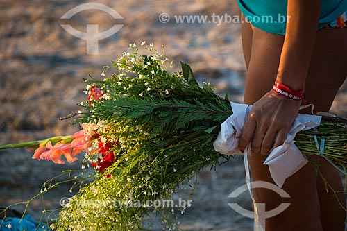  Assunto: Banhista levando oferendas para Yemanjá na Praia do Arpoador / Local: Ipanema - Rio de Janeiro (RJ) - Brasil / Data: 02/2014 
