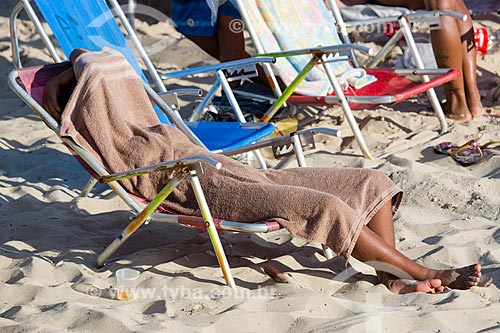  Assunto: Mulher tomando sol na Praia do Arpoador com o rosto coberto / Local: Ipanema - Rio de Janeiro (RJ) - Brasil / Data: 02/2014 