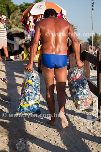  Assunto: Homem recolhendo latas de alumínio na Praia do Arpoador / Local: Ipanema - Rio de Janeiro (RJ) - Brasil / Data: 02/2014 
