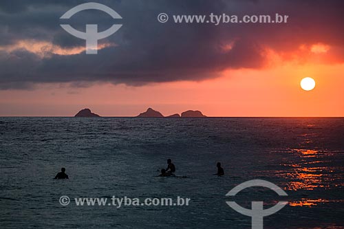  Assunto: Banhistas na Praia de Ipanema com o Monumento Natural das Ilhas Cagarras ao fundo / Local: Ipanema - Rio de Janeiro (RJ) - Brasil / Data: 02/2014 