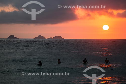  Assunto: Banhistas na Praia de Ipanema com o Monumento Natural das Ilhas Cagarras ao fundo / Local: Ipanema - Rio de Janeiro (RJ) - Brasil / Data: 02/2014 