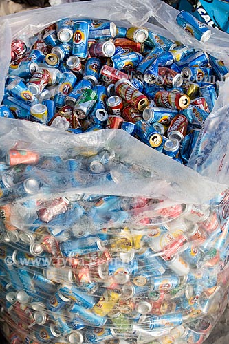  Assunto: Saco com latas de alumínio recolhidos na praia / Local: Rio de Janeiro (RJ) - Brasil / Data: 02/2014 