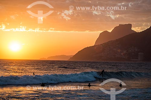  Assunto: Vista do pôr do sol a partir da Praia do Arpoador com a Pedra da Gávea ao fundo / Local: Ipanema - Rio de Janeiro (RJ) - Brasil / Data: 02/2014 