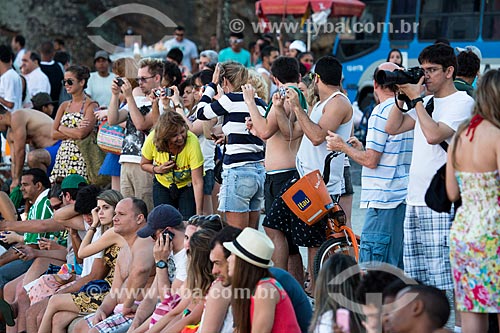  Assunto: Pessoas no calçadão da Praia do Arpoador aguardando o pôr do sol / Local: Ipanema - Rio de Janeiro (RJ) - Brasil / Data: 02/2014 