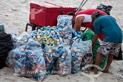  Assunto: Homens recolhendo latas de alumínio na praia / Local: Rio de Janeiro (RJ) - Brasil / Data: 02/2014 