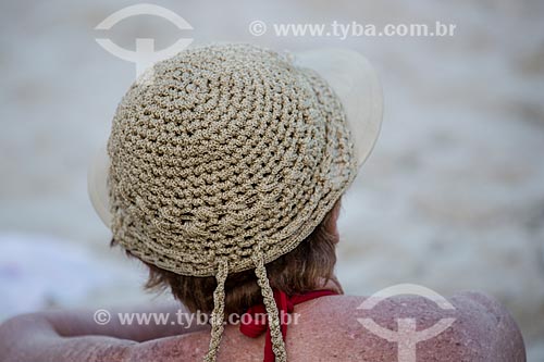  Assunto: Mulher usando chapéu na praia / Local: Copacabana - Rio de Janeiro (RJ) - Brasil / Data: 01/2014 