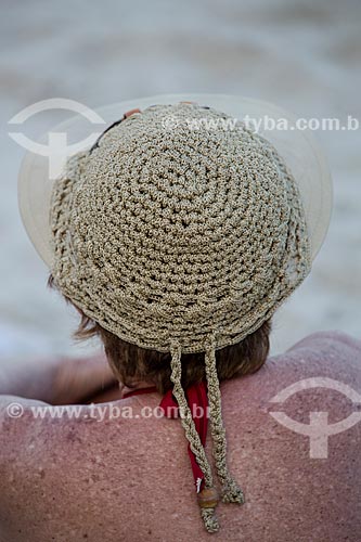  Assunto: Mulher usando chapéu na praia / Local: Copacabana - Rio de Janeiro (RJ) - Brasil / Data: 01/2014 