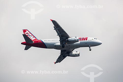  Assunto: Avião da TAM Linhas Aéreas sobrevoando o Rio de Janeiro / Local: Rio de Janeiro (RJ) - Brasil / Data: 01/2014 
