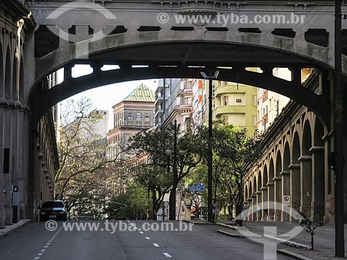  Assunto: Viaduto Otávio Rocha (1932) sobre a Avenida Borges de Medeiros / Local: Porto Alegre - Rio Grande do Sul (RS) - Brasil / Data: 03/2014 