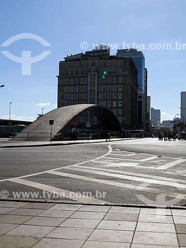  Assunto: Estação Mercado com o Palácio do Comércio (1940) ao fundo / Local: Porto Alegre - Rio Grande do Sul (RS) - Brasil / Data: 03/2014 