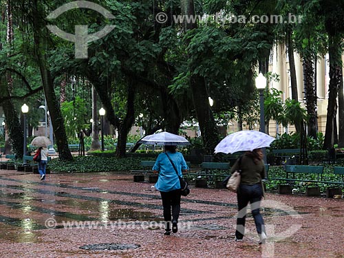  Assunto: Praça da Alfândega durante chuva / Local: Porto Alegre - Rio Grande do Sul (RS) - Brasil / Data: 03/2014 