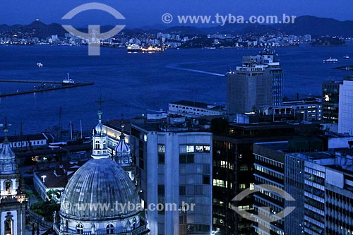  Assunto: Igreja de Nossa Senhora da Candelária (1609), prédios na Avenida Presidente Vargas e Baía de Guanabara ao fundo / Local: Centro - Rio de Janeiro (RJ) - Brasil / Data: 03/2014 