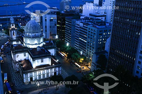  Assunto: Igreja de Nossa Senhora da Candelária (1609), prédios na Avenida Presidente Vargas e Baía de Guanabara ao fundo / Local: Centro - Rio de Janeiro (RJ) - Brasil / Data: 03/2014 