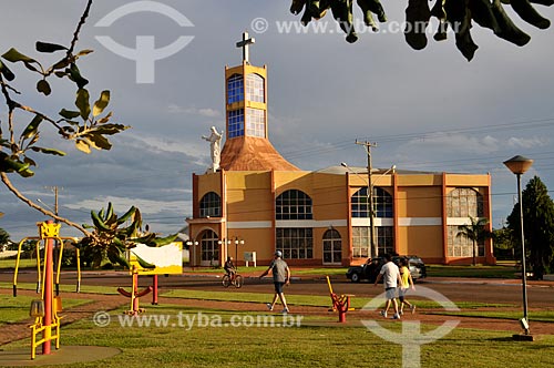  Assunto: Praça 21 de Abril e igreja da paróquia de São Pedro Apóstolo / Local: Chapadão do Sul - Mato Grosso do Sul (MS) - Brasil / Data: 02/2014 