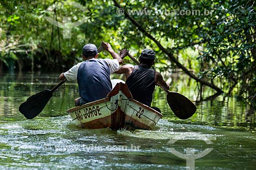  Assunto: Canoa no igarapé na Ilha de Marajó / Local: Belém - Pará (PA) - Brasil / Data: 10/2012 