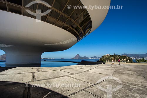  Assunto: Museu de Arte Contemporânea de Niterói (1996) com o Pão de Açúcar ao fundo / Local: Boa Viagem - Niterói - Rio de Janeiro (RJ) - Brasil / Data: 08/2012 