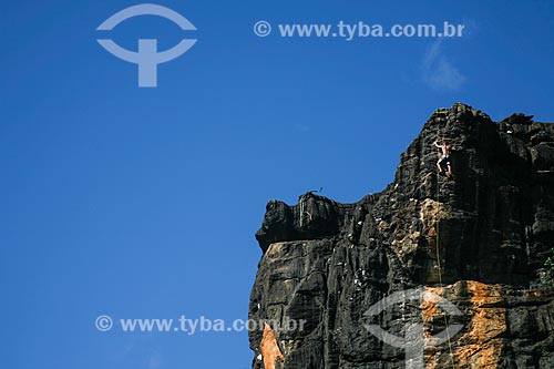  Assunto: Homem escalando montanha no Parque Nacional da Serra do Cipó / Local: Santana do Riacho - Minas Gerais (MG) - Brasil / Data: 06/2009 