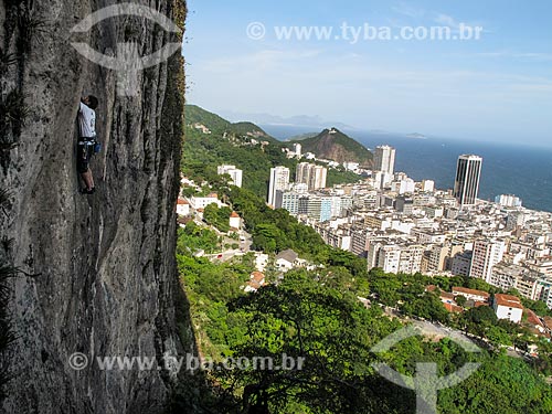  Praticante de montanhismo no Morro São João com o Leme ao fundo  - Rio de Janeiro - Rio de Janeiro - Brasil