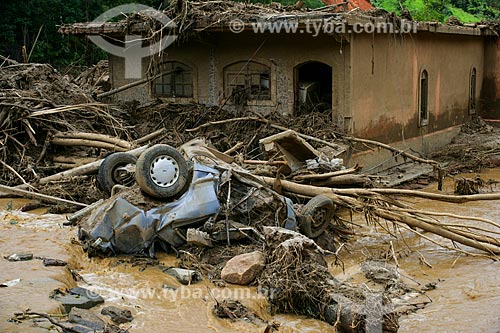  Carro e casa destruídos deslizamento de terra no Vale do Cuiabá  - Petrópolis - Rio de Janeiro - Brasil