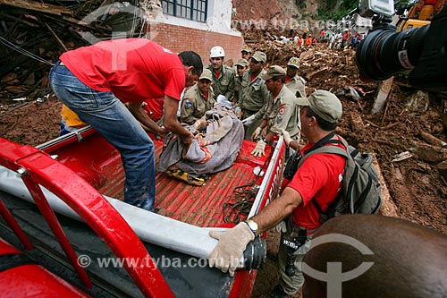  Remoção de vítima de deslizamento de terra causado pelas fortes chuvas  - Nova Friburgo - Rio de Janeiro - Brasil