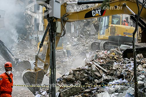  Escavadeiras trabalhando nos escombros dos edifícios que desmoronaram na Rua 13 de Maio  - Rio de Janeiro - Rio de Janeiro - Brasil