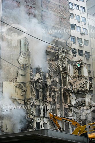  Escavadeiras trabalhando nos escombros dos edifícios que desmoronaram na Rua 13 de Maio  - Rio de Janeiro - Rio de Janeiro - Brasil