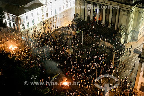  Manifestantes durante protesto do Movimento Passe Livre em frente à Assembléia Legislativa do Estado do Rio de Janeiro (ALERJ)  - Rio de Janeiro - Rio de Janeiro - Brasil
