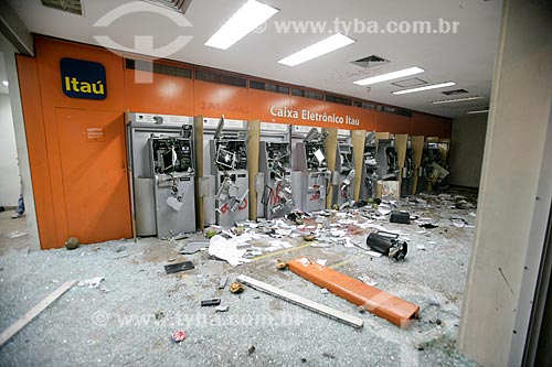  Agência bancária do Itaú destruída durante protesto do Movimento Passe Livre  - Rio de Janeiro - Rio de Janeiro - Brasil