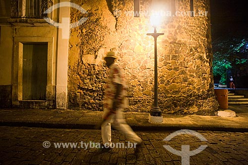  Assunto: Pessoa caminhando à noite no centro histórico de São Luis / Local: São Luís - Maranhão (MA) - Brasil / Data: 06/2013 