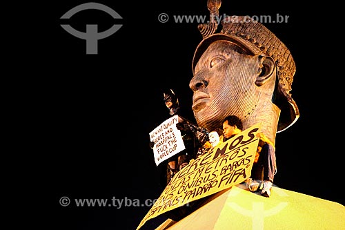  Assunto: Manifestantes na estátua de Zumbi dos Palmares durante manifestação contra a Copa do Mundo / Local: Centro - Rio de Janeiro (RJ) - Brasil / Data: 05/2014 