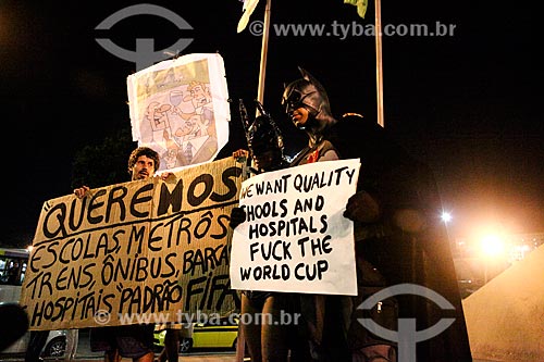  Assunto: Manifestantes na estátua de Zumbi dos Palmares durante manifestação contra a Copa do Mundo / Local: Centro - Rio de Janeiro (RJ) - Brasil / Data: 05/2014 