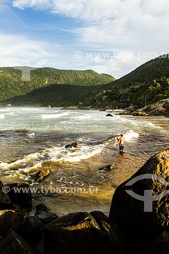  Assunto: Homem pescando na foz do Rio Sangradouro, entre a Praia da Armação e a Praia do Matadeiro / Local: Florianópolis - Santa Catarina (SC) - Brasil / Data: 04/2014 