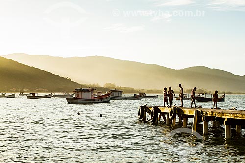  Assunto: Pessoas sobre trapiche na Praia da Armação / Local: Florianópolis - Santa Catarina (SC) - Brasil / Data: 04/2014 