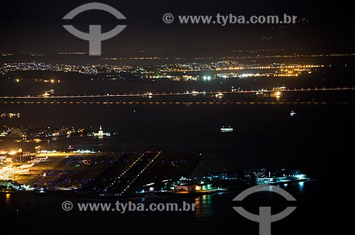  Assunto: Aeroporto Santos Dumont e Baía de Guanabara à noite / Local: Rio de Janeiro (RJ) - Brasil / Data: 03/2014 