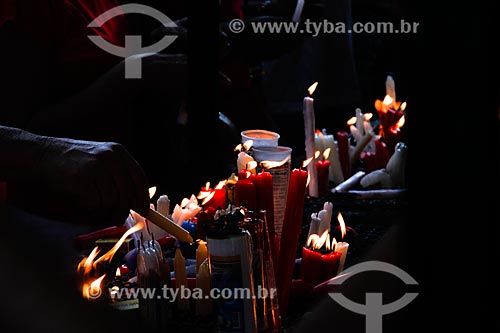  Assunto: Devotos acendendo vela no Dia de São Jorge - Igreja de São Jorge / Local: Centro - Rio de Janeiro (RJ) - Brasil / Data: 04/2014 