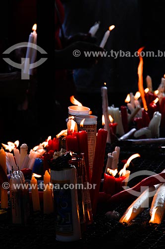  Assunto: Devotos acendendo vela no Dia de São Jorge - Igreja de São Jorge / Local: Centro - Rio de Janeiro (RJ) - Brasil / Data: 04/2014 
