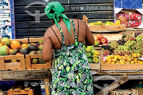  Assunto: Mulher em frente a barraca de frutas na Nova Brasília - Complexo do Alemão / Local: Rio de Janeiro (RJ) - Brasil / Data: 03/2012 