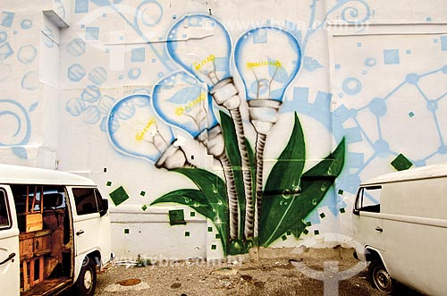  Assunto: Grafite de lâmpadas em muro da Praça do Conhecimento na Nova Brasília -Complexo do Alemão / Local: Rio de Janeiro (RJ) - Brasil / Data: 03/2012 