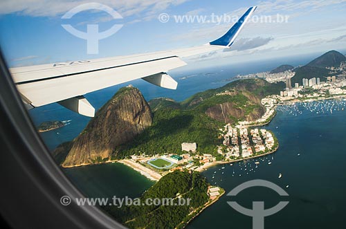  Voo da Companhia Azul - Modelo Embraer EMB 195 - sobrevoando o Morro do Pão de Açúcar  - Rio de Janeiro - Rio de Janeiro (RJ) - Brasil