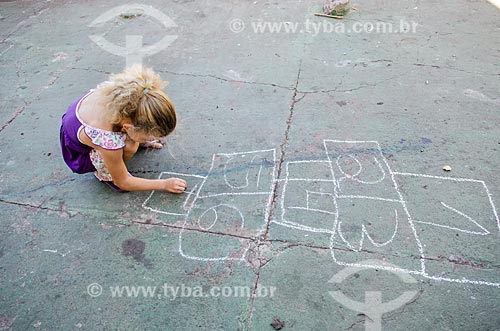 Assunto: Menina desenhando amarelinha em frente ao Mercado do Porto / Local: Mato Grosso (MT) - Brasil / Data: 07/2013 