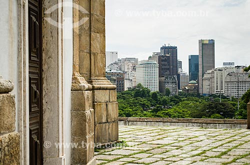  Assunto: Detalhe da Igreja de Nossa Senhora da Glória do Outeiro (1739) com prédios do centro da cidade ao fundo / Local: Glória - Rio de Janeiro (RJ) - Brasil / Data: 04/2014 