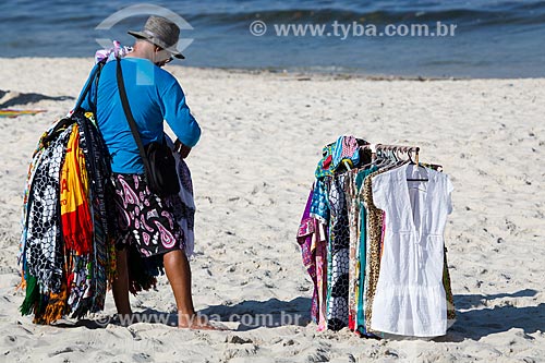  Assunto: Vendedor ambulante na Praia de Copacabana / Local: Copacabana - Rio de Janeiro (RJ) - Brasil / Data: 03/2014 