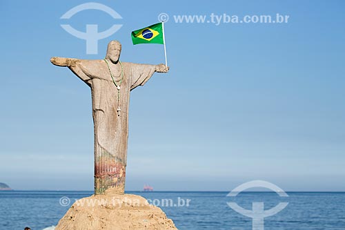  Assunto: Escultura em areia do Cristo Redentor com a bandeira do Brasil / Local: Copacabana - Rio de Janeiro (RJ) - Brasil / Data: 03/2014 