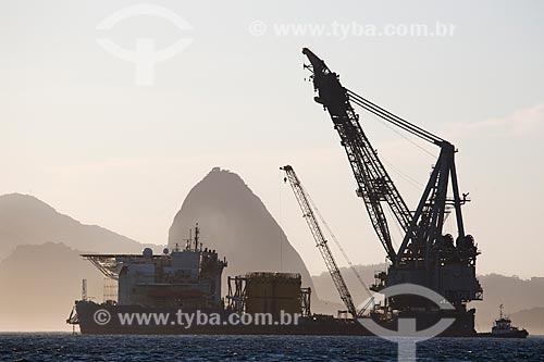  Assunto: Navio guindaste com o Pão de Açúcar ao fundo visto a partir de Niterói / Local: Rio de Janeiro (RJ) - Brasil / Data: 03/2014 