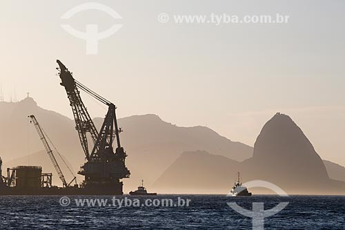  Assunto: Navio guindaste com o Pão de Açúcar ao fundo visto a partir de Niterói / Local: Rio de Janeiro (RJ) - Brasil / Data: 03/2014 