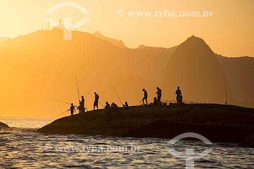  Assunto: Pescadores nas pedras entre as praias do Sossego e Camboinhas / Local: Rio de Janeiro (RJ) - Brasil / Data: 03/2014 