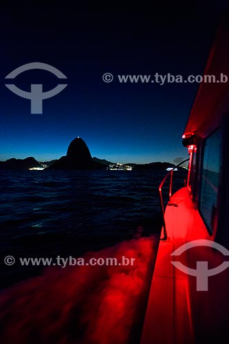  Assunto: Barco iluminado na Baía de Guanabara com Pão de Açúcar ao fundo / Local: Rio de Janeiro (RJ) - Brasil / Data: 03/2014 