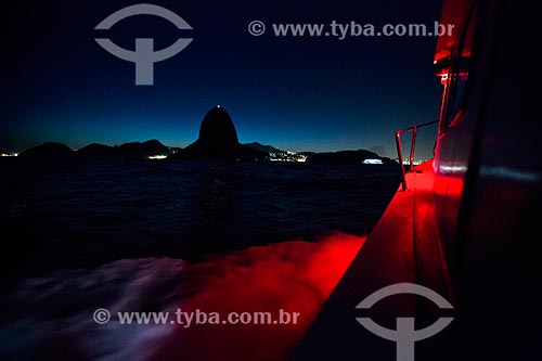  Assunto: Barco iluminado na Baía de Guanabara com Pão de Açúcar ao fundo / Local: Rio de Janeiro (RJ) - Brasil / Data: 03/2014 