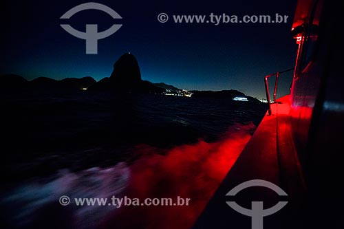  Assunto: Barco iluminado na Baía de Guanabara com Pão de Açúcar ao fundo / Local: Rio de Janeiro (RJ) - Brasil / Data: 03/2014 